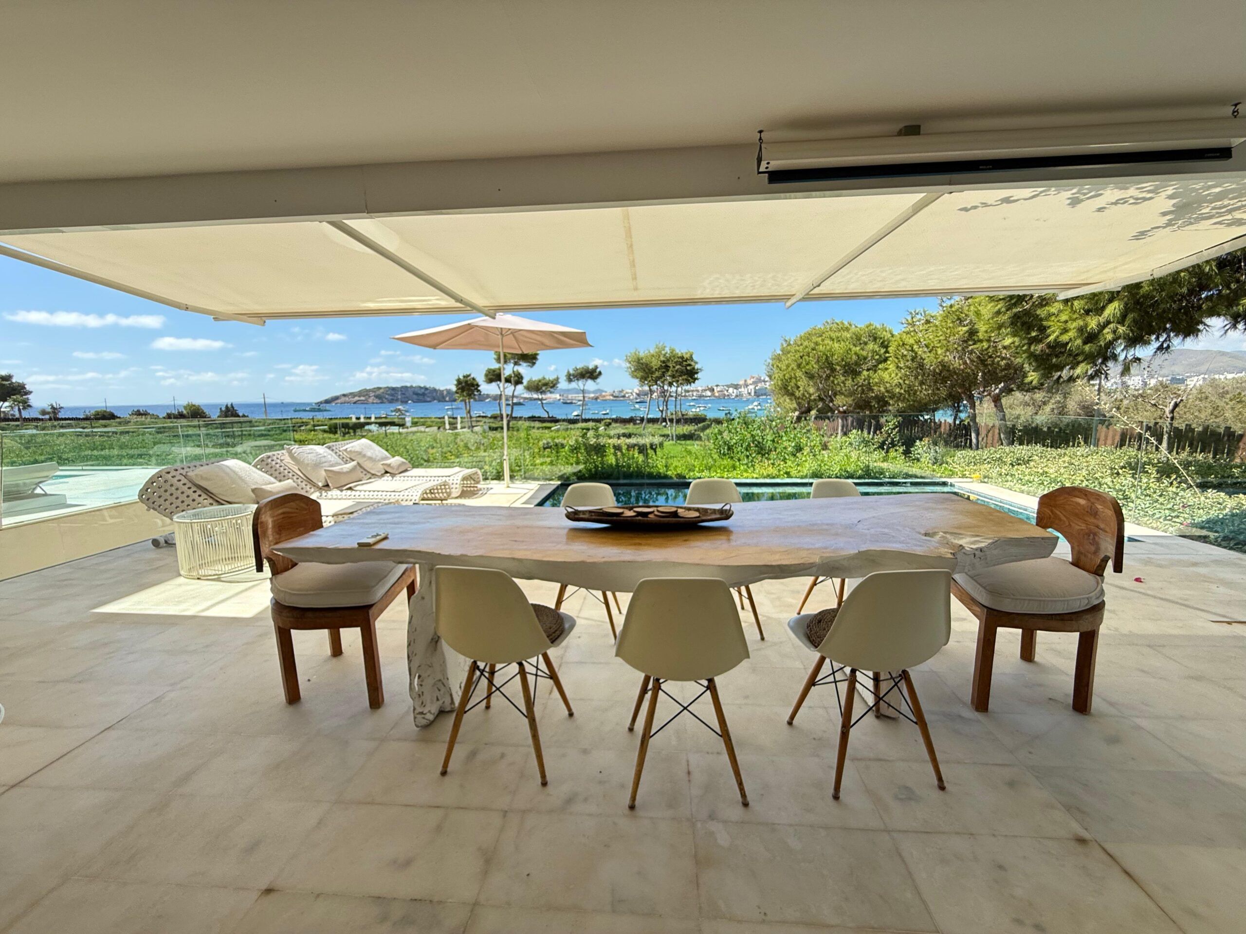 Es Pouet, Talamanca | Frontline Sea Residence with Infinity Pool