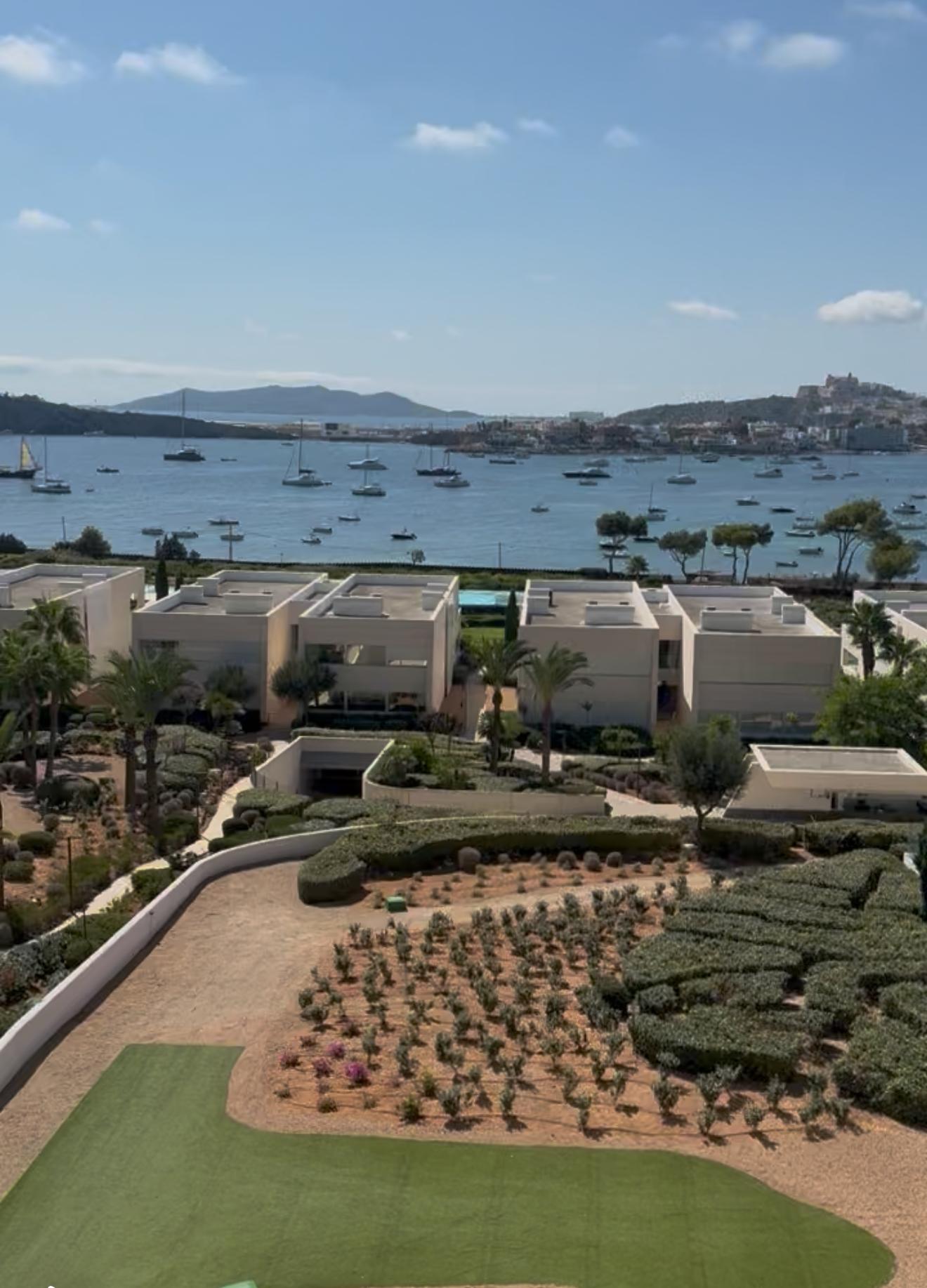 Penthouse whit Panoramic sea views  in the exlusive comunity  Es Pouet in the Bay of Talamanca