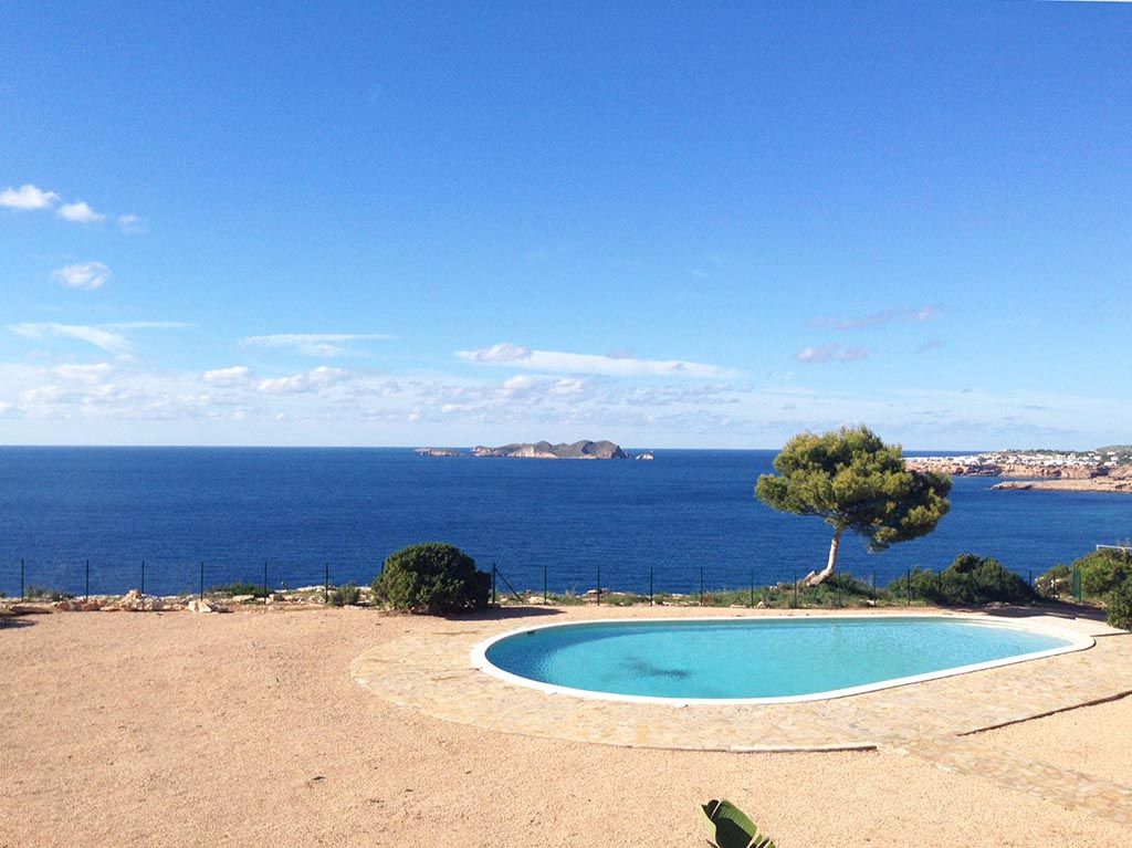 Adosado Solis: Front-Line Serenity in Cala Tarida