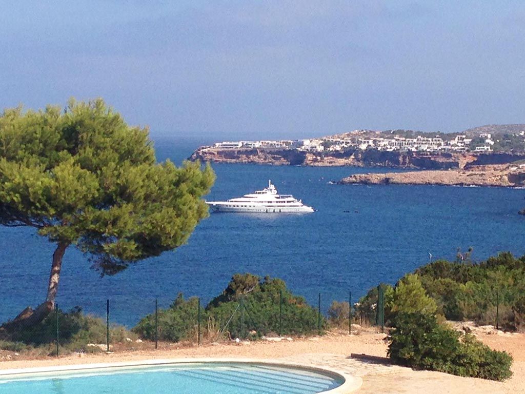 Adosado Solis: Front-Line Serenity in Cala Tarida