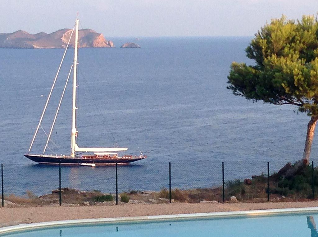 Adosado Solis: Front-Line Serenity in Cala Tarida