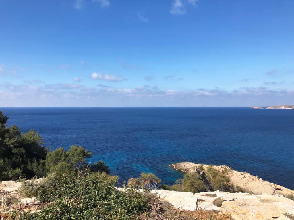 Adosado Solis: Front-Line Serenity in Cala Tarida