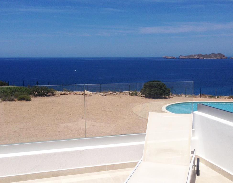 Adosado Solis: Front-Line Serenity in Cala Tarida