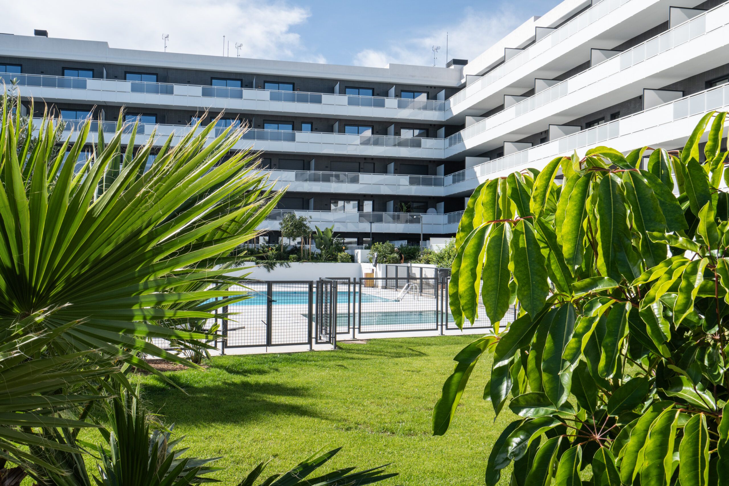 Duplex Penthouse: Modern Front-Line Living in Playa d’en Bossa