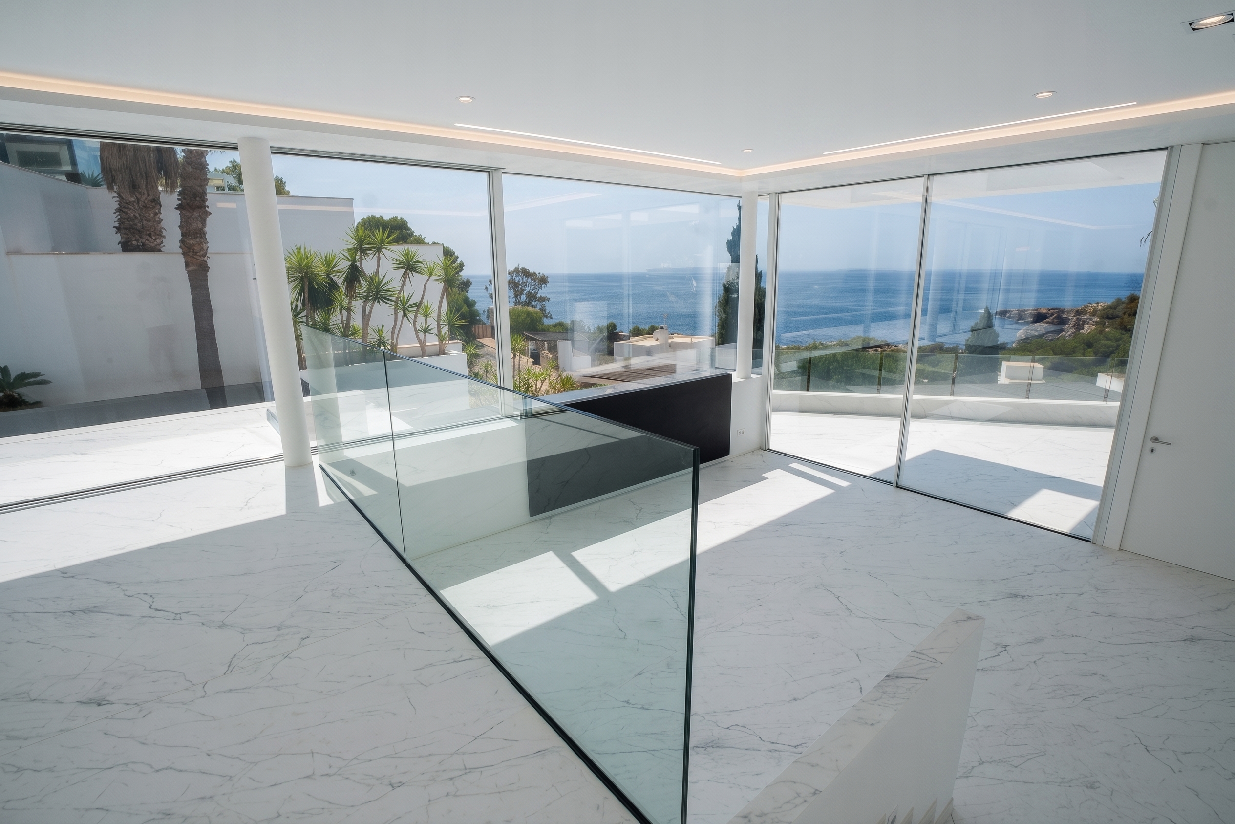 Elegante Villa con acabados de alta calidad con increíbles vistas  panorámicas al mar y a la isla de Formentera 